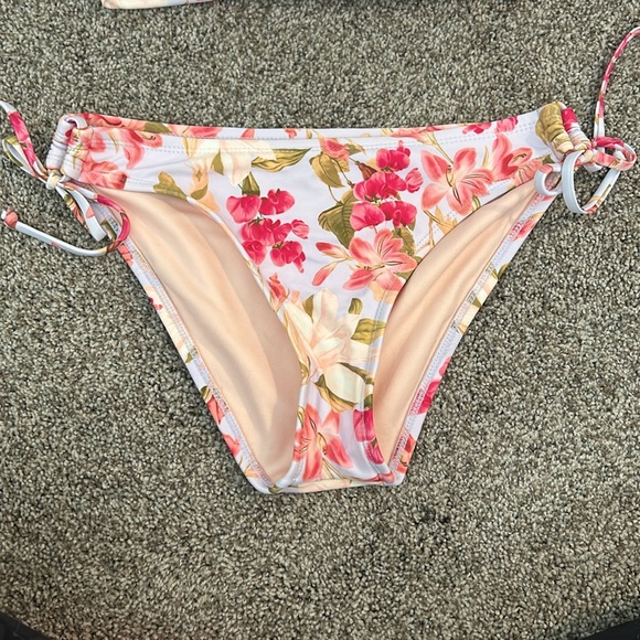 Women’s size medium Kona Sol white with pink flower swimsuit - Picture 2 of 4